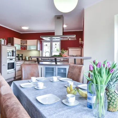 Benzer Hoeh Feriehus *